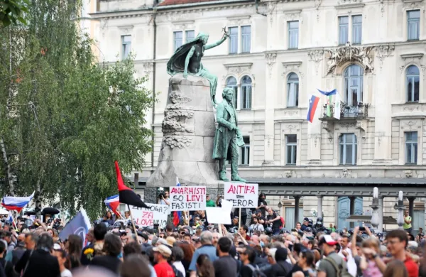 Pred državno Pre&scaron;ernov trg zapolnila alternativna proslava