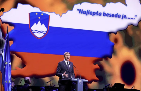 Začetek državne proslave so nekaj po 21. uri naznanile salve z 
Ljubljanskega gradu, govoru predsednika Boruta Pahorja pa sledi 
kulturni program z različnimi glasbenimi žanri z domoljubno 
tematiko.