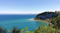 

Od kamnitega strunjanskega križa se  ponuja lep razgled na Mesečev zaliv. Strunjanski klif meri do 
80 metrov  in je največji flišni klif na vzhodnem Jadranu. 