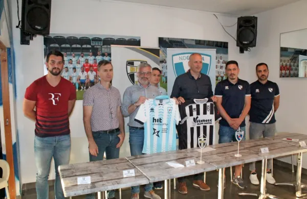 Pogodbo o sodelovanju sta sklenila predsednika Bilj Sebastjan 
Komel (tretji z leve) in predsednik Gorice Hari Arčon (tretji z 
desne).