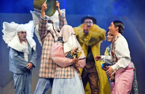 Mračna komedija Jakiš in Pupče največjega izraelskega dramatika Hanoha Levina je v režiji Yonatana Esterkina  prva 
premiera v SNG Nova Gorica  po premoru zaradi pandemije novega koronavirusa.  