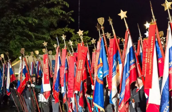 Zaradi spoštovanja ukrepov za zajezitev novega koronavirusa, ki 
omejujejo število ljudi na javnih krajih, na proslavi letos tudi ne bo 
praporščakov. Ti bodo bodo dan državnosti obeležili v Trzinu.