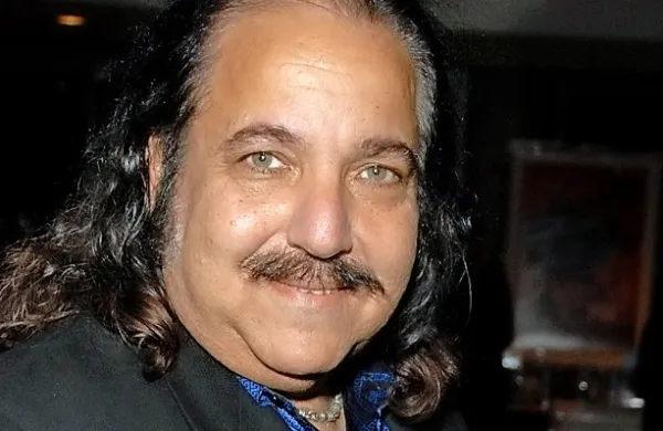 Znan ameriški pornografski igralec Ron Jeremy je obtožen posilstva treh žensk in spolnega napada na četrto. 