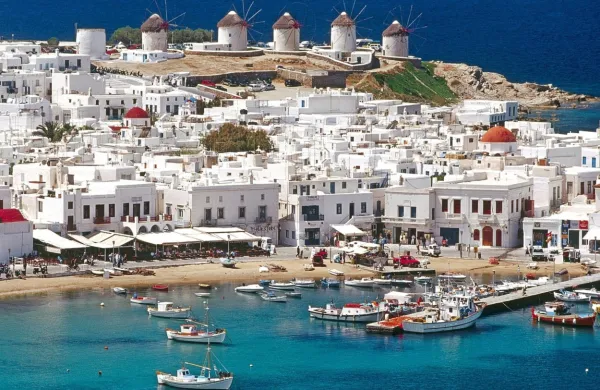Grčija je (zaenkrat) na seznamu varnih držav. Na fotografiji 
Mikonos.