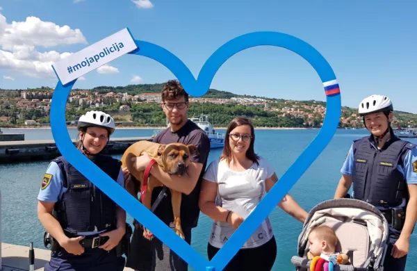Policisti so v modro srce povabili mimoidoče.