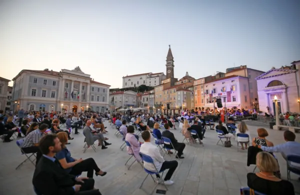 Dneva državnosti se je zaradi omejitev združevanja udeležilo 300 
povabljenih in 50 nastopajočih.