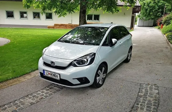 Hondin Jazz pelje v četrto poglavje. Tokrat v Sloveniji samo z 
oznako eHEV, kar pomeni, da mu je za pogon namenjen hibridni 
pogonski sklop, kakršnega ima tudi večji brat z oznako CR-V.

