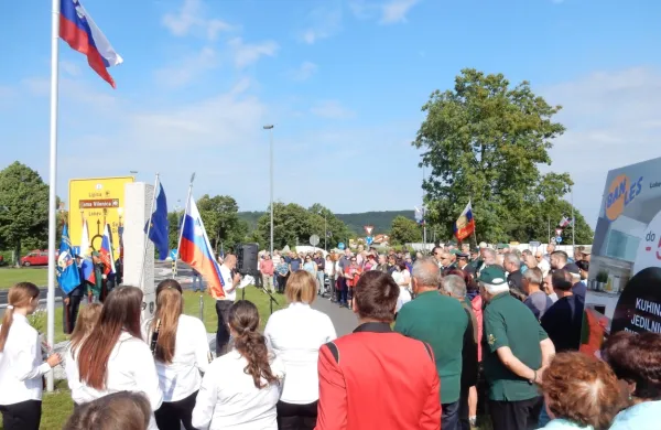 Slovesno pri spomeniku Dan prej