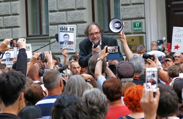   Dr. Boris A. Novak je v sredo na protestu pred predsedniško palačo 
prebral svojo novo pesem o ograjenem Trgu republike. 