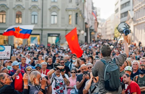 Protestniki proti ograjam, Pre&scaron;ernu simbolično nadeli okove