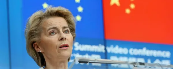 Predsednica Evropske komisije Ursula von der Leyen je na   
ponedeljkovi tiskovni konferenci  po vrhu s Kitajsko, ki je potekal 
prek spleta, obsodila sprejemanje novega zakona o nacionalni 
varnosti v Hongkongu.   