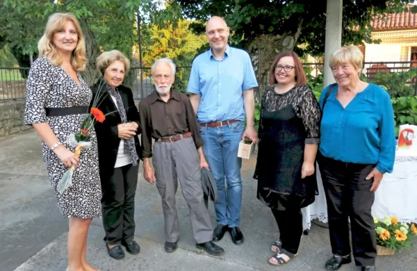 Gosta Mitjo Čandra (v sredini) so na dvorišču Hiše kulture v Sv. 
Antonu razveselili (z leve) Vesna Mikolič, Alojzija Zavnik, Marjan 
Tomšič, Ingrid Celestina in Alferija Bržan. 