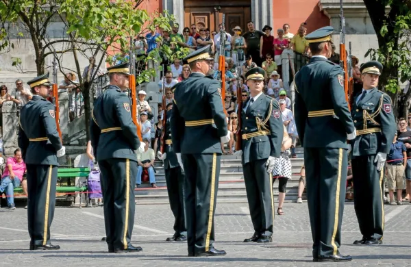 V spomin na dan, ko je bila leta 1991 ustanovljena častna enota 
Republike Slovenije, danes svoj dan obeležujejo pripadniki Garde 
Slovenske vojske. Fotografija je iz arhiva.