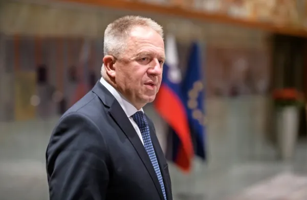 Uredništvo Mladine je v sredo na državno tožilstvo poslalo 
kazensko ovadbo zoper gospodarskega ministra Zdravka 
Počivalška.