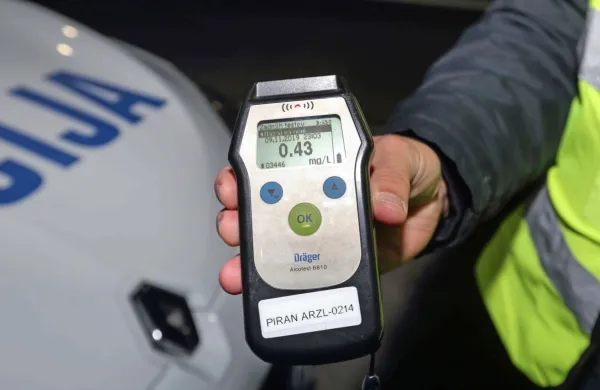 Čeprav je po zakonu dovoljen kozarček ali dva (0,24 miligrama), 
strokovnjaki in policisti  svetujejo, da je 0,0 edini rezultat, ob 
katerem se lahko usedemo za volan avta ali na sedež motorja.