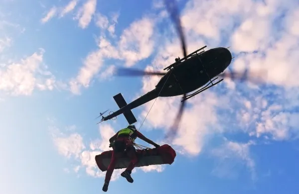 Moškega z Malega Piševca so po prestani noči na prostem s 
helikopterjem spravili v dolino. Fotografija je simbolična. 