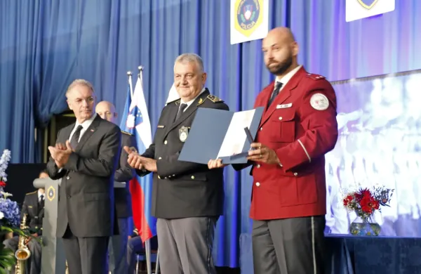 Mihael Tomše (prvi z desne) je prejel medaljo za požrtvovalnost.