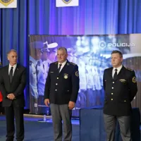 Igor Ciperle, direktor   koprske policijske uprave (na fotografiji prvi 
z desne), je dobil veliki ščit  policije z bronasto  zvezdo.   