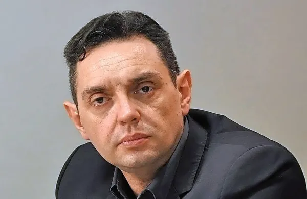 aleksandar Vulin v samoizolaciji še naprej redno opravlja naloge 
obrambnega ministra