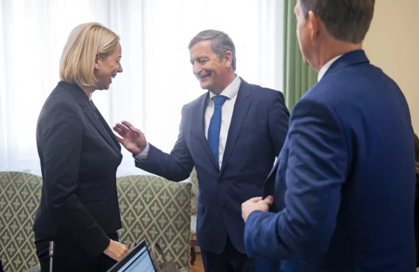 Medtem ko se je Angelika Mlinar, ki je bila le kratek čas ministrica 
za kohezijo, zaposlila v svojem podjetju na Dunaju, Karl Erjavec, 
bivši obrambni minister, še vedno dobiva nadomestilo.