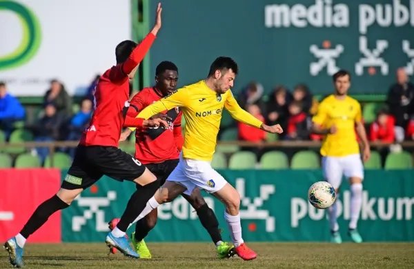 Roko Baturina (v ospredju v rumenem dresu) je zatresel tudi 
mrežo Tabora, v Šiški je odločil zadnjo medsebojno tekmo obeh 
moštev (2:1).