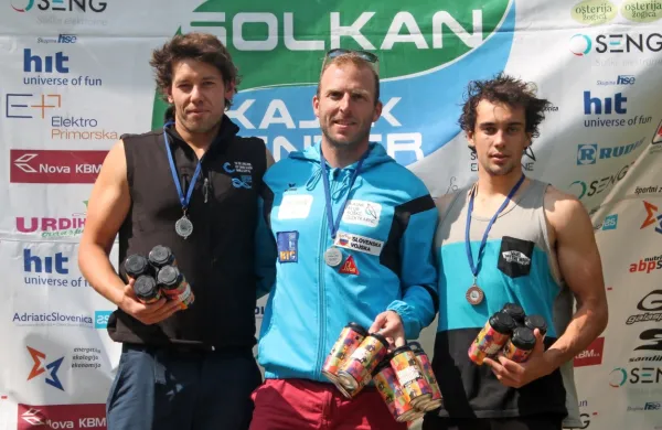 Cvet slovenskega in tudi svetovnega spusta (z leve proti desni) - Simon Oven, Solkanec Nejc Žnidarčič 
in  Anže Urankar.