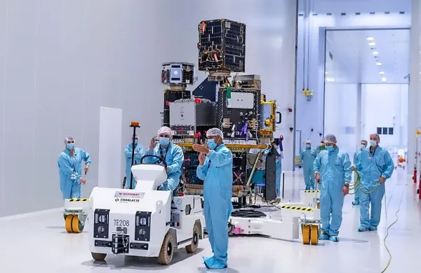 Z izstrelitvijo  že zelo mudi, saj so lahko raketa in sateliti v 
pripravljenosti na izstrelitev zgolj 12 dni. Ta rok se bo iztekel v noči 
z danes na ponedeljek.