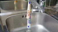 Na položnicah, ki jih bomo dobili prihodnji mesec,  nam bodo 
zaračunali dražjo vodo in vodarino, vodo bodo gospodinjstvom 
podražili za pet centov na kubični meter.  