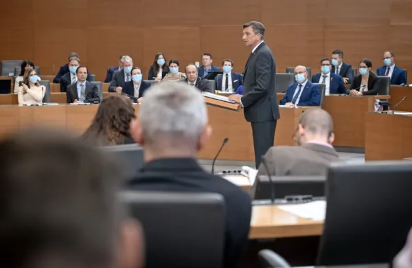 Na vrhu lestvice najbolj priljubljenih slovenskih politikov ostaja 
predsednik republike Borut Pahor.