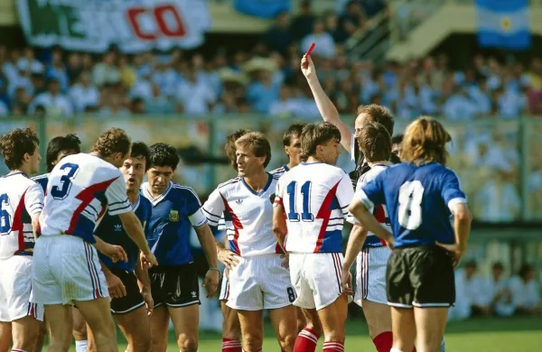 Prizor s  četrtfinalne tekme med Jugoslavijo (v belih dresih) in Argentino, ko je sodnik pokazal rdeč karton Refiku Šabanadžoviću 
(levo).
