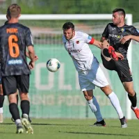 Antonio Azinović (drugi z desne) je v obrambi povsem onemogočil 
vročega napadalca Brava Roka Baturino (desno).