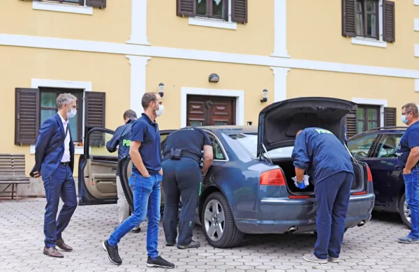 Preiskovalci NPU so danes z odredbo sodišča prišli  na dom   
Zdravka Počivalška in mu za čas hišne preiskave  odvzeli prostost.
