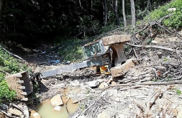Bager je zgrmel približno 30 metrov po pobočju do potoka 
Glinščica.