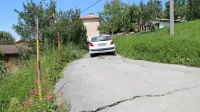Cesta do zaselka Ljubljanšca je zaradi dodatnih poškodb  že 
nevarna. 