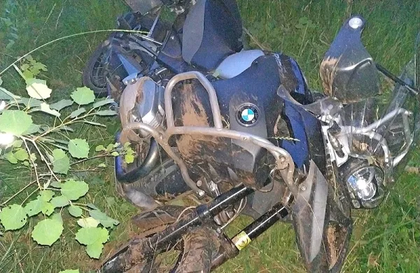 Po trku v srno je motorista in njegov motocikel odneslo s ceste.