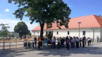 Po skoraj štirih mesecih  mrtvila  je Kobilarna Lipica sredi junija 
zaradi novih ponudb ponovno oživela.  