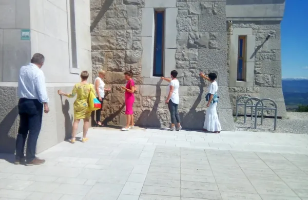 Novost v občinski turistični ponudbi je doživetje Intiniti Monument Bliss, ko obiskovalci z vsemi čutili spoznavajo pomnik 
miru na Cerju in pri tem iščejo notranje ravnovesje.   