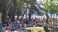 Obiskovalcev, ki so se za vikend gnetli ob morju (na fotografiji 
Ankaran), ni bilo mogoče prešteti. 