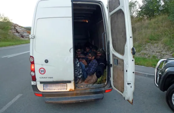 Kombiji so med  priljubljenimi prevoznimi sredstvi, ki jih organizatorji uporabljajo za prevoz  ilegalnih migrantov,  precej 
nenavadno pa je, da so tokrat     izbrali oziroma zlorabili službeno 
vozilo Pošte Slovenije (fotografija je simbolična).