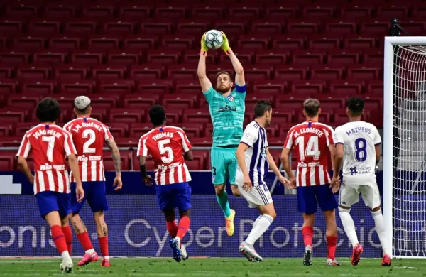 Jan Oblak (z žogo) bo z Atleticom nocoj poskušal zaustaviti Lionela Messija in soigralce pri Barceloni. 