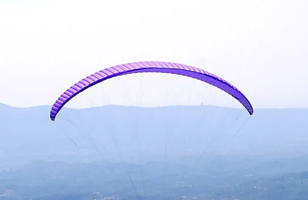 Na Ajdovskem strmoglavil in se huje po&scaron;kodoval jadralni padalec