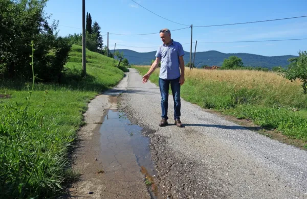 To je najslabša cesta v občini, meni svetnik in predsednik KS Bukovica-Volčja Draga Dušan Nemec. 
