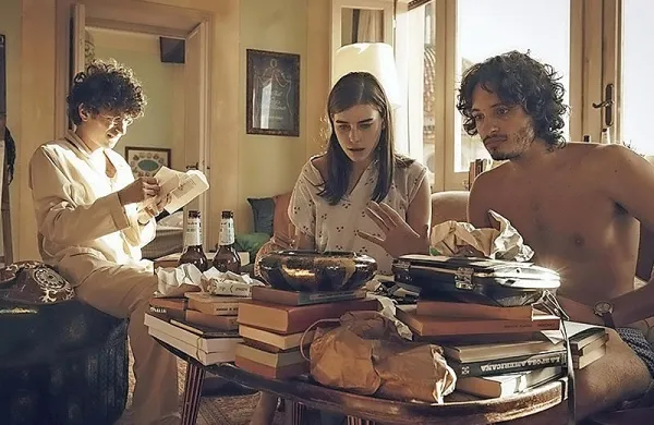Trije mladi nadobudni scenaristi so glavni osumljenci za sumljivo 
smrt znanega italijanskega filmskega delavca.