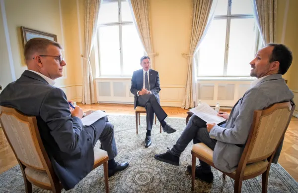 Urednika Primorskih novic in Primorskega dnevnika Antiša Korljan in Igor Devetak  (v ospredju z leve) med intervjujem s predsednikom  (v sredini).  