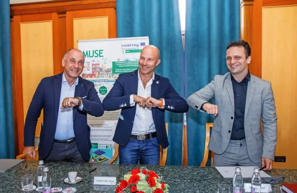 Pogodbo so  podpisali direktor RRA  Črtomir Špacapan,  izvršni 
direktor za turizem Nomago Marjan Beltram in podžupan Simon 
Rosič. 