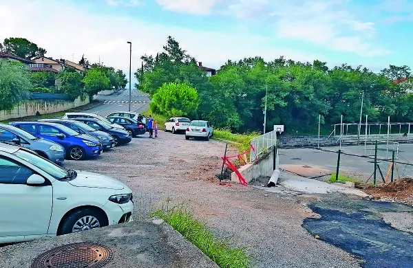 V Pradah bodo asfaltirali makadamski površini ob igrišču in nad 
njim ter nanje zarisali 40 do 50 parkirnih mest.