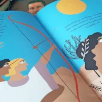 Slikanico je z izvirno likovno podobo opremila ilustratorka Ana Lucija Šarić.