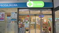 Nesojena postojnska enota Lekarne Ljubljana je že poldrugo leto zaprta, v istih prostorih  posluje LL Viva, a sodni spori še niso končani. 