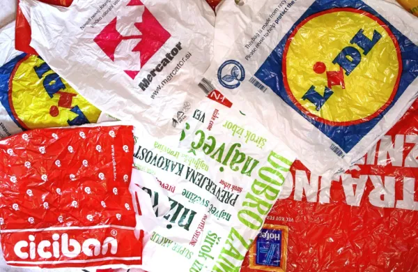 

V EU je vsako leto proizvedenih 3,4 milijona ton plastičnih nosilnih 
vrečk, kar je enako teži več kot dveh milijonov avtomobilov. 