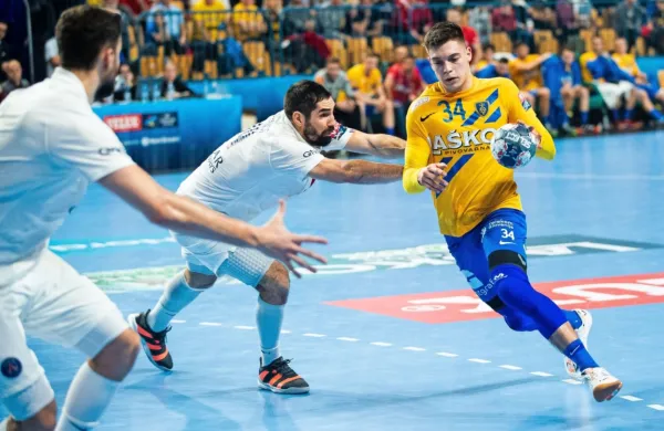 Domen Makuc (z žogo) že ima  nekaj izkušenj v dvobojih z 
rokometnimi velikani. V pretekli sezoni  je v Zlatorogu nanj pazil  
tudi Nikola Karabatić (v sredini).